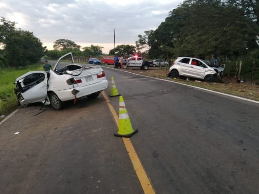 Se informó que el conductor de uno de los autos quedó atrapado, y requirió ser rescatado por unidades del Cuerpo de Bomberos con equipo especial. Foto/Thays Domínguez