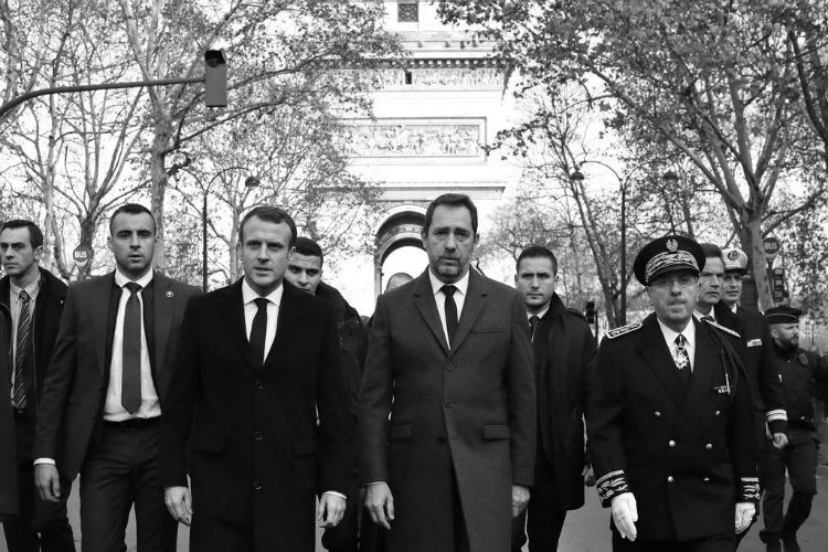 El presidente de Francia Emmanuel Macron, centro izq., el ministro del Interior Christophe Castaner, centro der, y el prefecto de la policía de París Michel Delpuech, derecha, visitan a los bomberos y policía antimotines un día después de protestas. 