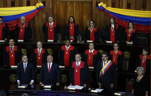 Nicolás Maduro recibió el apoyo del Tribunal Supremo de Justicia y otros organismos. FOTO/AP