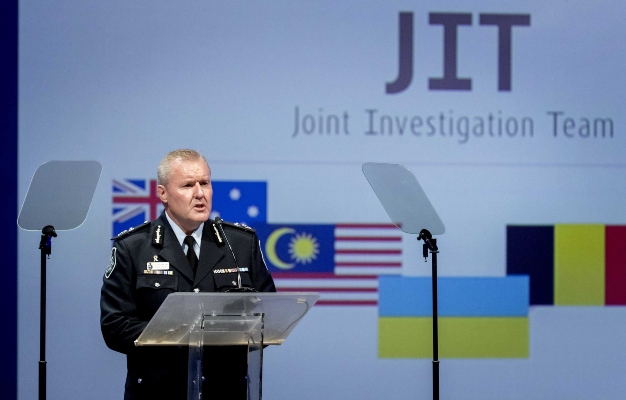  El comandante de la Policía Federal australiana Peter Crozier, miembro del equipo internacional de investigación del derribo del avión de Malaysia Airlines MH17 Wilbert Paulissen da una rueda de prensa en Nieuwegein. FOTO/EFE