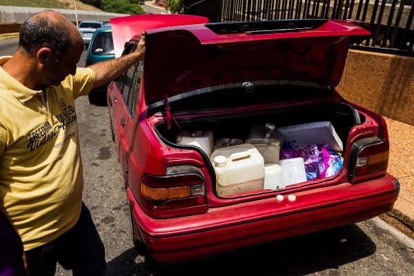 Forman inmensas filas para obtener unos cuantos galones de gasolina. FOTO/EFE