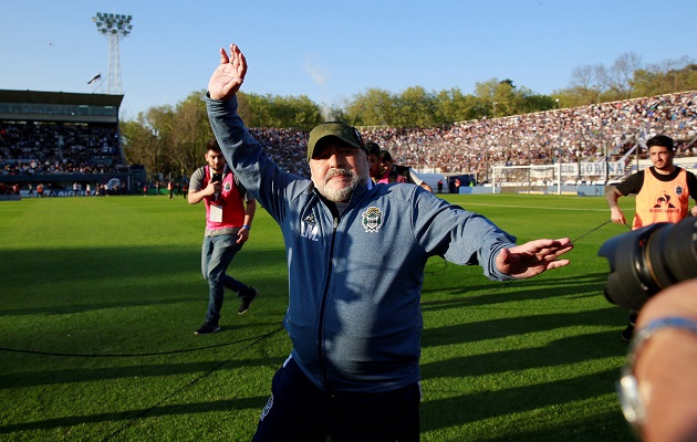 Diego Armando Maradona es el entrenador de Gimnasia y Esgrima. Foto:EFE