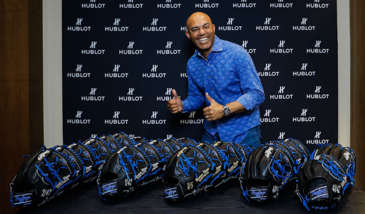 Los relojes vendrán con una firma de Mariano Rivera en un guante de béisbol.