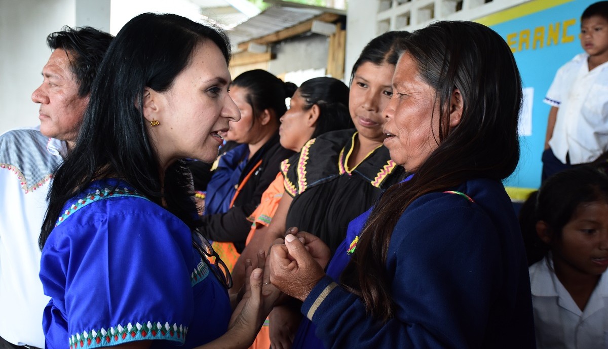 La ministra del Mides, Markova Concepción, visitó las comunidades de Llano Tugrí, en la Comarca Ngäbe-Buglé. Foto Cortesía 