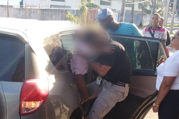 Menor quedar atrapada dentro de un vehículo en Colón