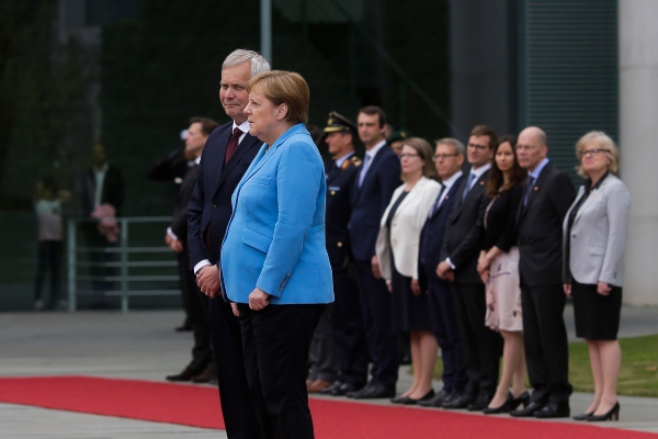 La canciller Ángela Merkel volvió a temblor durante un acto oficial junto al primer ministro finlandés, Antti Rinne. FOTO/AP