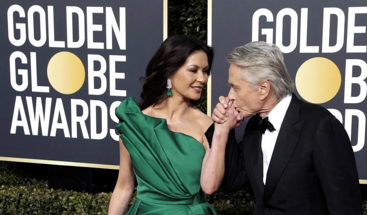 Michael Douglas y su esposa Catheryn Zeta-Jones tienen   18 años de feliz matrimonio. EFE