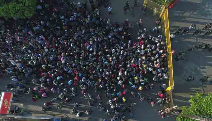 Les siguen los pasos otros 2,000 migrantes, también mayoritariamente hondureños, que ingresaron al país el 29 de octubre y que aún están en el fronterizo estado de Chiapas. FOTO/AP