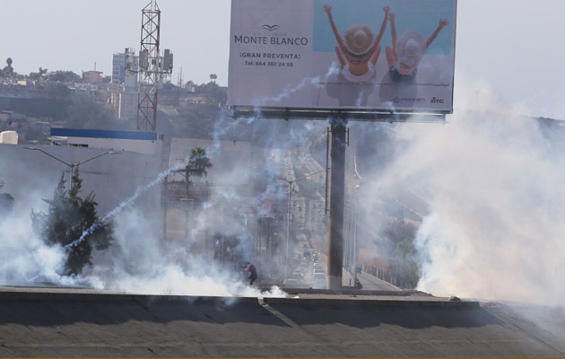 Un grupo considerable de migrantes se enfrentó a la policía tratando de cruzar el muro fronterizo entre Tijuana y EE.UU. FOTO/EFE