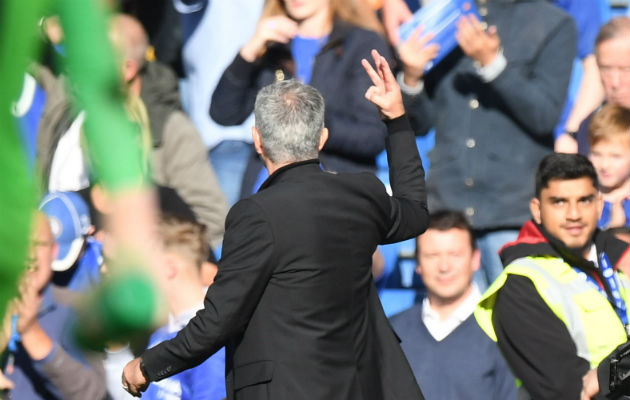 Mourinho muestra los tres dedos a la fanaticada local en señal de los títulos logrados con Chelsea: Foto:AP