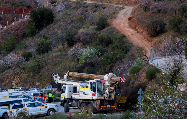 La perforación del túnel horizontal, que aprovechaba el desnivel del terreno, se ha revelado impracticable debido a que los trabajos toparon con unas rocas y a la inestabilidad del terreno.