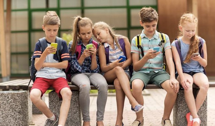 Aquellos niños que acostumbran a pasar horas usando el celular, por lo general muestran ansiedad mientras están en el colegio.