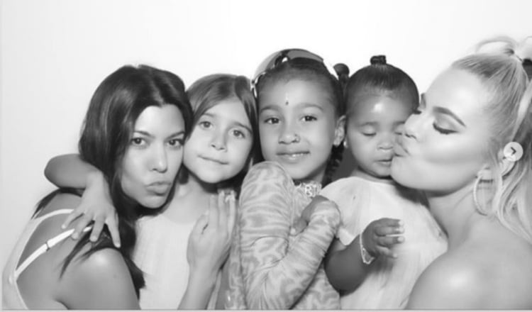 North West con sus primas y tías. 