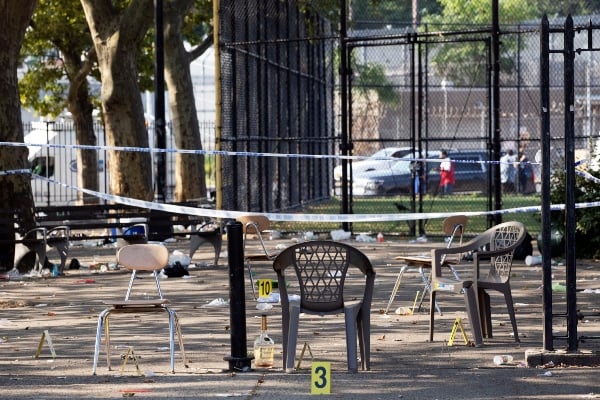  El comisionado de la policía dijo que entre 2,000 y 3,000 personas asistieron al evento organizado al lado de un parque de niños, y que la zona estaba resguardada por unos 100 policías. FOTO/AP