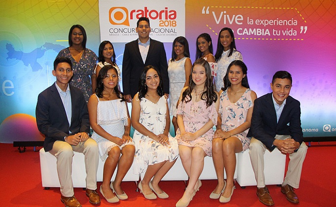 Los 12 finalistas del Concurso Nacional de Oratoria. 