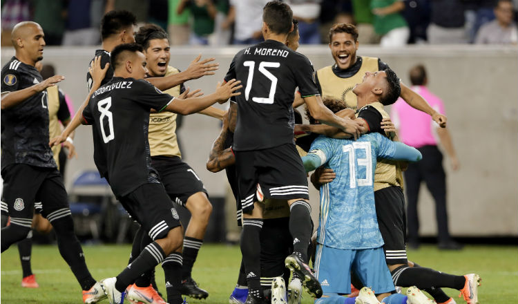 Jugadores de México festejan su pase a la final de la Copa Oro. Foto:AP