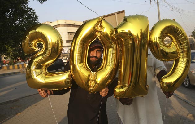 En Pakistán salieron a las calles para festejar la llegada del nuevo año. FOTO/AP