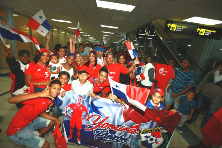 Las jugadoras fueron recibidas por familiares y amigos en el Aeropuerto Tocumen. Foto Anayansi Gamez