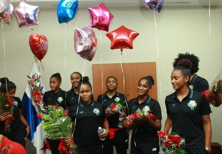 Las jugadoras fueron recibidas por familiares y amigos en el Aeropuerto Tocumen. Foto Anayansi Gamez