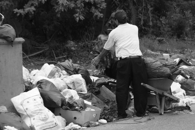 Vemos basura por las calles o al sufrir en carne propia las mil y una irresponsabilidades que expresan y definen a diario nuestro tercermundismo. 