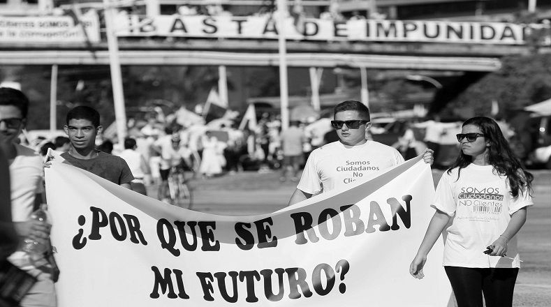 A escasas semanas de las próximas elecciones, se observa que los candidatos proponen nuevamente la promulgación de una Constitución. Foto: Archivo