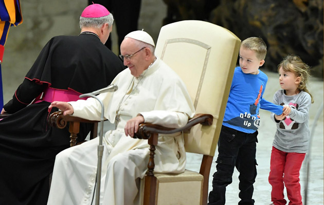 El padre del niño, Ariel Wirth, dijo que Wenzel sufre problemas de comportamiento además de limitaciones en el habla, y que en su casa la familia deja que se exprese lo mejor que pueda. FOTO/EFE