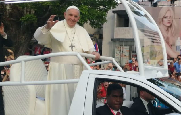 Papa Francisco rompe protocolo, carga un bebé y le da la bendición a su llegada a Panamá. Foto: JMJ