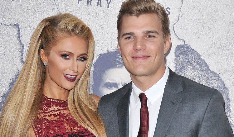 Chris Zylka y Paris Hilton.