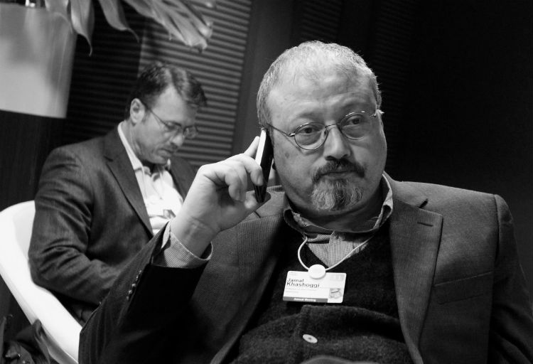 Jamal Khashoggi hablando por teléfono en el Foro de Davos (En enero), en Suiza  Foto: AP. 