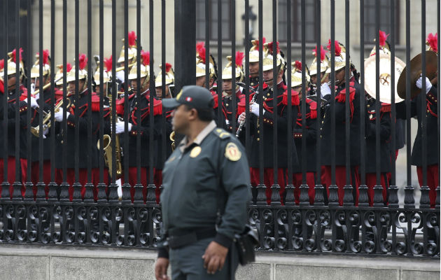 Un hombre habla sobre la situación política en la Plaza San Martín, Lima, Perú. Foto: AP.