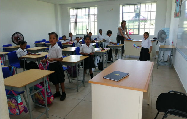 Reciben clases en aulas prestadas de un edificio de la Universidad de Panamá. Foto: Eric A. Montenegro.