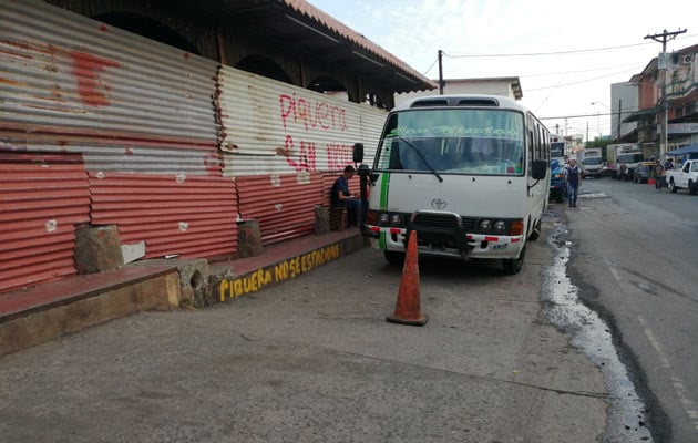 ;os pasajeros están molestos con esta situación pues tienen que recorrer el área tratando el alcanzar el transporte. Foto/Eric Montenegro