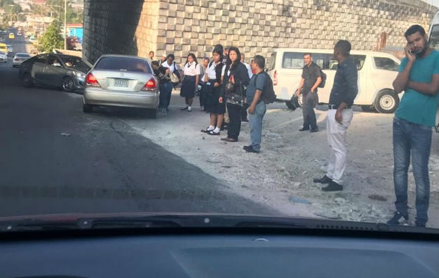 Caos en la capital por paro de busitos piratas; transportistas marchan hacia la Asamblea. Foto: Panamá América.