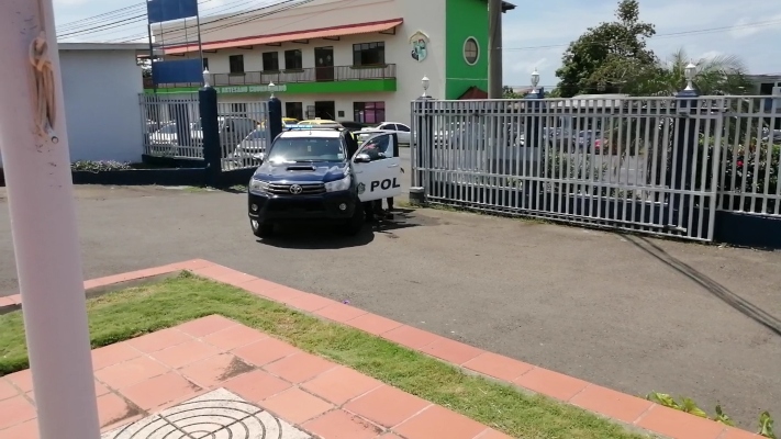 Los agentes policiales fueron al centro escolar para corroborar que la estudiante había asistido. Foto/Eric Montenegro