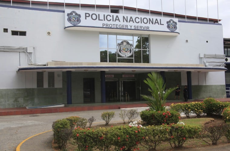 El hecho se registró el  13 de marzo de 2019, cuando el sujeto golpeó a dos unidades policiales en Cerro Batea.