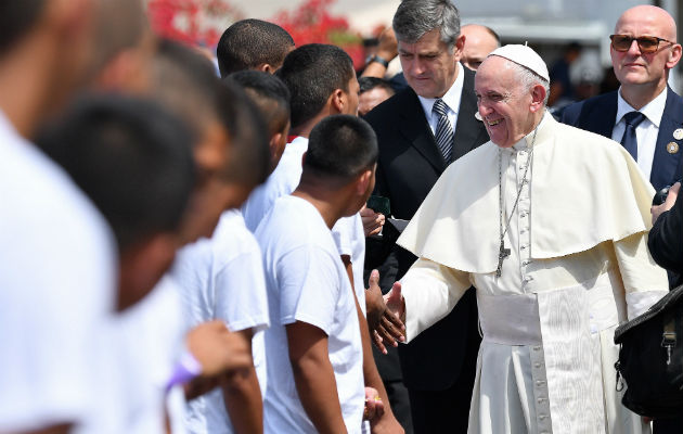 Papa Francisco visita a jóvenes detenidos en Panamá. Foto: EFE/AP