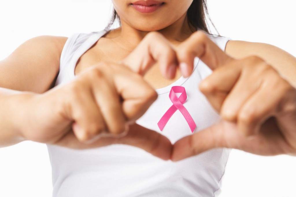 De acuerdo a Mayo Clinic, el cáncer de mama puede presentarse tanto en hombres como en mujeres, pero es mucho más frecuente en las mujeres.