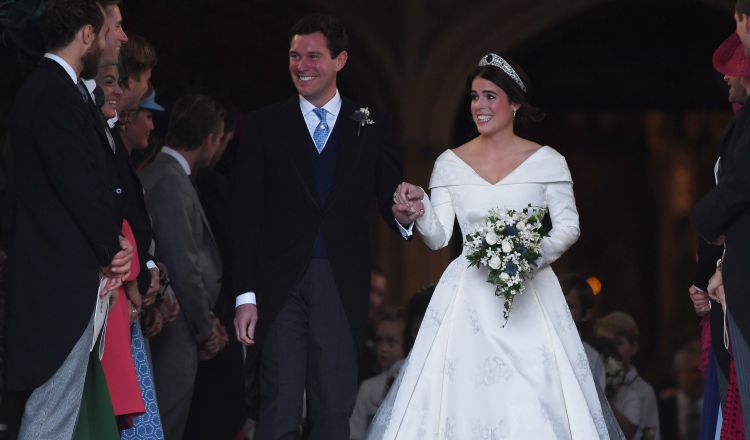 La princesa Eugenia y su esposo, Jack Brooksbank, abandonan la capilla de San Jorge en Windsor (Reino Unido).  EFE