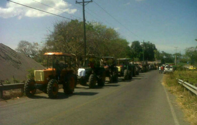 La protesta de los productores inició desde la comunidad de La Nobleza. 