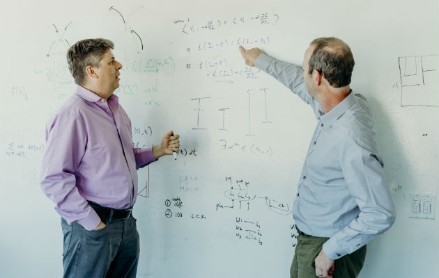 Oren Etzioni y Peter Clark, gerente del proyecto Aristo, en el Instituto Allen en Seattle. Foto/ Kyle Johnson para The New York Times.