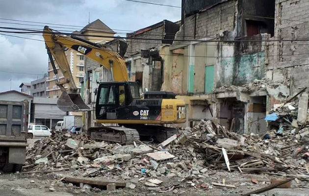 Dentro de las paredes de aquellas estructuras abandonadas en Colón habita la tristeza.