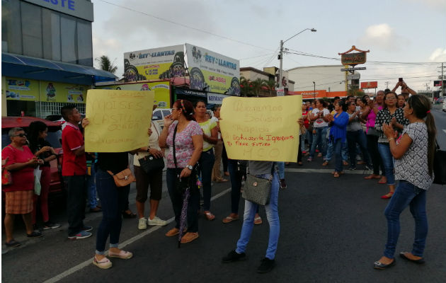 Los manifestantes exigen al Meduca el inicio de clases en este plantel . Foto: Eric A. Montenegro.