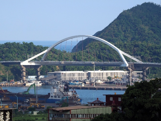 El puente de Nanfangao, de 140 metros de largo (460 pies) es una atracción turística en Yilan. Se inauguró en 1998 para sustituir un puente más bajo que impedía pasar a los pesqueros grandes. FOTO/AP