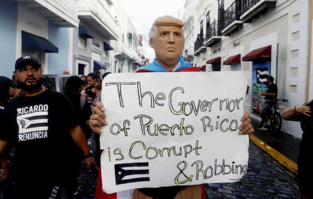 Un hombre disfrazado del presidente Trump protesta en San Juan, Foto: EFE.