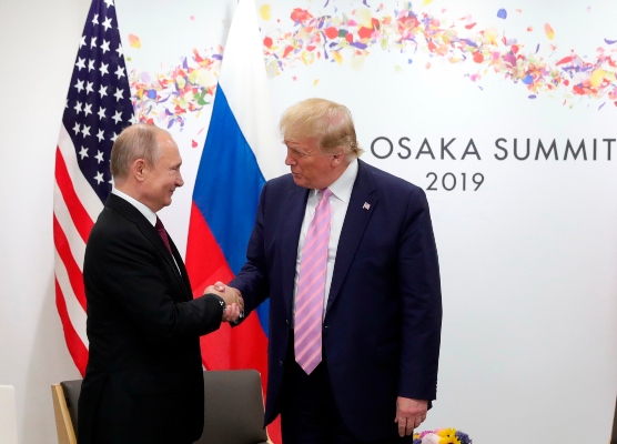 Los líderes intercambiaban breves comentarios este viernes sobre temas que planeaban discutir cuando un reportero preguntó a Trump si advertiría a Putin que no interfiriera en las elecciones de 2020. FOTO/AP