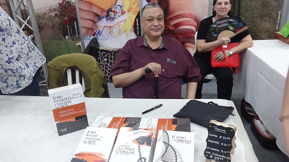 El laureado escritor Rafael Pernett y Morales también gozó la XV Feria Internacional del Libro de Panamá, FIL 2019. Foto: Rosalina Orocú Mojica.