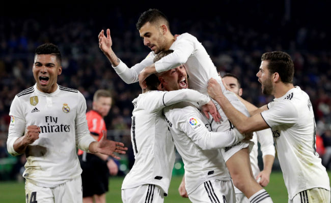 Jugadores de Real Madrid celebran el gol de Ceballos. Foto:EFE