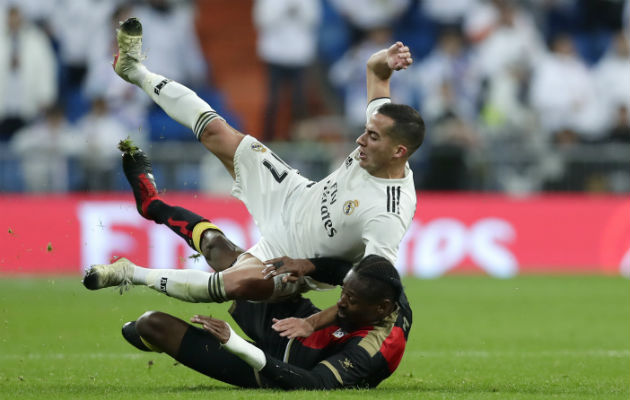 Lucas Vázquez, de Real Madrid, sufre una falta de Abdoulaye Ba, del Rayo Vallecano. /Foto AP