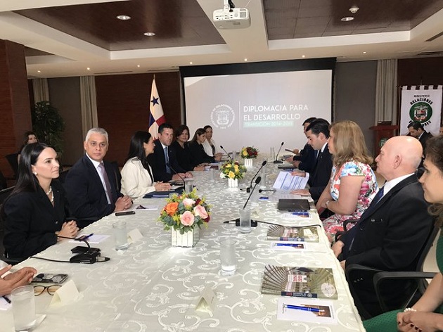 La primera reunión de transición del Ministerio de Asuntos Exteriores en la mañana de este viernes.