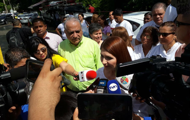 Simpatizantes de Ricardo Martinelli se congregan en las afueras de la Corte